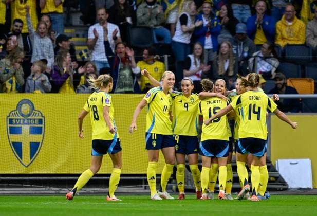 STOCKHOLM, SWEDEN 20250603 Swedens players congratulate Johanna Rytting Kaneryd center after she scored 2 0 during Tuesdays match between Sweden and Denmark in the Nations League, womens, division A, group 4, at Strawberry Arena STOCKHOLM SWEDEN x10050x  Copyright: xPontusxLundahl TTx NATIONS LEAGUE SVERIGE-DANMARK