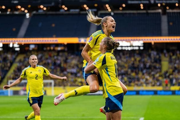 250603 Fridolina Rolfö and Filippa Angeldahl of Sweden celebrate after 3 0 during the Women s Nations League football match between Sweden and Denmark on June 3, 2025 in Stockholm Photo Emma Wallskog BILDBYRAN COP 320 JM0698 fotboll football soccer fotball nations league uefa womens nations league sverige sweden danmark denmark dam bbeng jubel  Copyright: EMMAxWALLSKOG BB250603EW009
