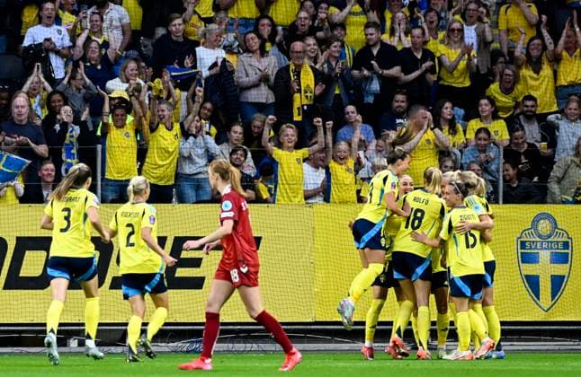 STOCKHOLM, SWEDEN 20250603 Swedens players celebrate after Johanna Rytting Kaneryd jumps scored 2 0 during Tuesdays match between Sweden and Denmark in the Nations League, womens, division A, group 4, at Strawberry Arena STOCKHOLM SWEDEN x10050x  Copyright: xPontusxLundahl TTx NATIONS LEAGUE SVERIGE-DANMARK