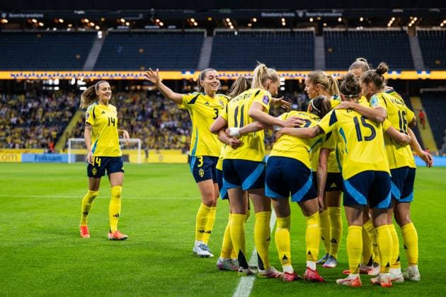 250603 Filippa Angeldahl of Sweden celebrates with team mates after scoring 3 0 during the Women s Nations League football match between Sweden and Denmark on June 3, 2025 in Stockholm Photo Emma Wallskog BILDBYRAN COP 320 JM0698 fotboll football soccer fotball nations league uefa womens nations league sverige sweden danmark denmark dam bbeng jubel  Copyright: EMMAxWALLSKOG BB250603EW012