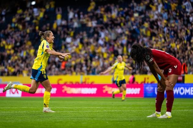 250603 Filippa Angeldahl of Sweden celebrates after scoring 3 0 while Isabella Obaze of Denmark looks dejected during the Women s Nations League football match between Sweden and Denmark on June 3, 2025 in Stockholm Photo Joel Marklund BILDBYRAN kod JM JM0698 fotboll football soccer fotball nations league uefa womens nations league sverige sweden danmark denmark dam bbeng bbauto jubel depp  Copyright: JOELxMARKLUND BB250603JM027