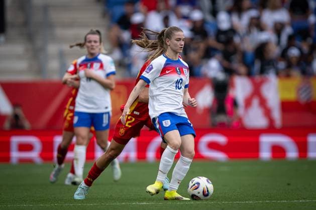 Jessica Park England controls the ball during a Women s Nations League match between Spain and England at Stage Front Stadium in Barcelona, Barcelona, Spain, on June 03 2025 Photo by Felipe Mondino Copyright: x@FELIPExMONDINOx