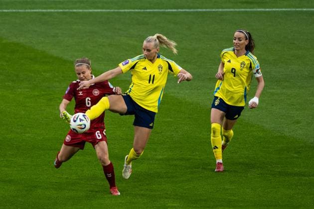 250603 Josefine Hasbo of Denmark compete for the ball with Stina Blackstenius and Kosovare Asllani of Sweden during the Women s Nations League football match between Sweden and Denmark on June 3, 2025 in Stockholm Photo Simon Hastegard BILDBYRAN code SH JM0698 fotboll football soccer fotball nations league uefa womens nations league sverige sweden danmark denmark dam bbeng  Copyright: SIMONxHASTEGARD BB250603SH022