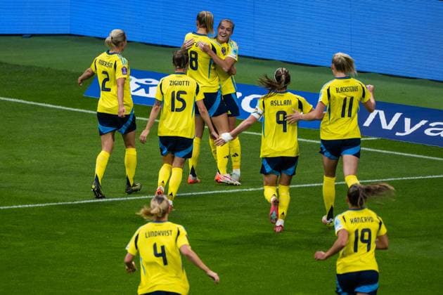250603 Filippa Angeldahl of Sweden celebrates with team mates after scoring 3 0 during the Women s Nations League football match between Sweden and Denmark on June 3, 2025 in Stockholm Photo Simon Hastegard BILDBYRAN code SH JM0698 fotboll football soccer fotball nations league uefa womens nations league sverige sweden danmark denmark dam bbeng jubel  Copyright: SIMONxHASTEGARD BB250603SH023