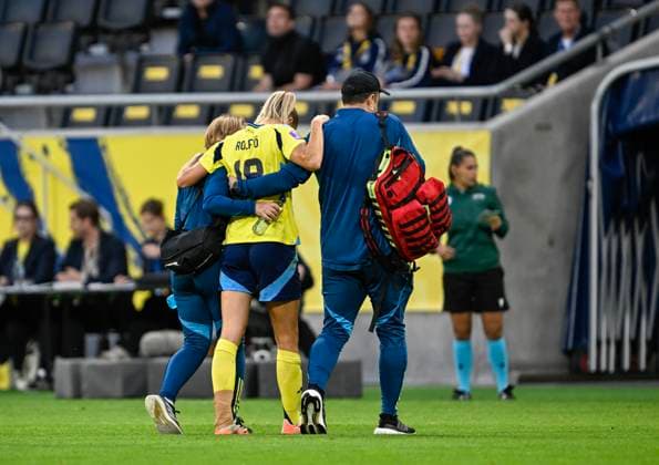 STOCKHOLM, SWEDEN 20250603 Swedens Fridolina Rolfö is helped off the pitch in the 23rd minute of the match after being injured during Tuesdays match between Sweden and Denmark in the Nations League, Womens Division A, Group 4, at Strawberry Arena STOCKHOLM SWEDEN x10050x  Copyright: xPontusxLundahl TTx NATIONS LEAGUE SVERIGE-DANMARK