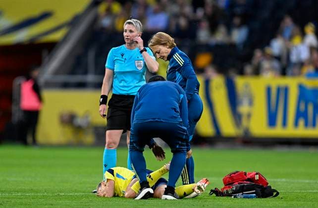 STOCKHOLM, SWEDEN 20250603 Swedens Fridolina Rolfö is examined after being injured in a duel during Tuesdays match between Sweden and Denmark in the Nations League, Womens, Division A, Group 4, at Strawberry Arena STOCKHOLM SWEDEN x10050x  Copyright: xPontusxLundahl TTx NATIONS LEAGUE SVERIGE-DANMARK