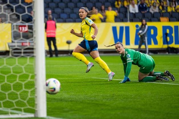 250603 Johanna Rytting Kaneryd of Sweden scores 2 0 past goalkeeper Maja Bay ostergaard of Denmark during the Women s Nations League football match between Sweden and Denmark on June 3, 2025 in Stockholm Photo Emma Wallskog BILDBYRAN COP 320 JM0698 fotboll football soccer fotball nations league uefa womens nations league sverige sweden danmark denmark dam bbeng  Copyright: EMMAxWALLSKOG BB250603EW020