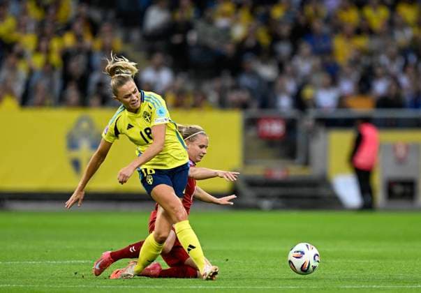 STOCKHOLM, SWEDEN 20250603 Swedens Fridolina Rolfö falls and injures herself in a duel during Tuesdays match between Sweden and Denmark in the Nations League, Womens Division A, Group 4, at Strawberry Arena STOCKHOLM SWEDEN x10050x  Copyright: xPontusxLundahl TTx NATIONS LEAGUE SVERIGE-DANMARK