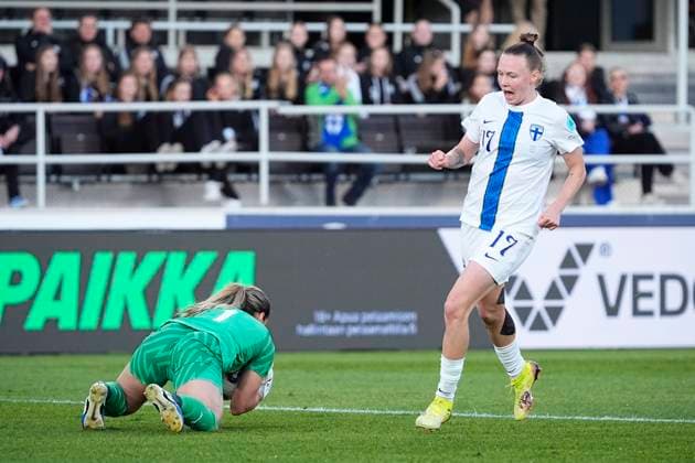 Emma PetroviÄ‡ of Serbia and Sanni Franssi of Finland during the UEFA Women s Nations League match between Finland and Serbia at the Helsinki Olympic Stadium on 3rd June 2025 in Helsinki, Finland. (Kalle Parkkinen Newspix24)  Copyright: xKALLExPARKKINENx NP24kp0014
