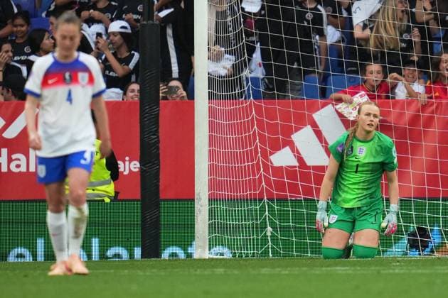 Sport Bilder des Tages Hannah Hampton of England looks dejected after , Clà udia Pina of Spain scored to make it 1-1 Spain Women v England Women, UEFA Women s Nations League - League A - Group 3, Football, RCDE Stadium, Barcelona, Spain - 03 Jun 2025 EDITORIAL USE ONLY No use with unauthorised audio, video, data, fixture lists, club league logos or live services. Online in-match use limited to 120 images, no video emulation. No use in betting, games or single club league player publications. Copyright: xBaguxBlanco Shutterstockx 15338013bi