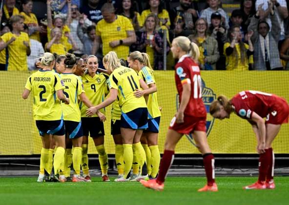 STOCKHOLM, SWEDEN 20250603 Swedens 11 Stina Blackstenius is congratulated on goal 4 1 by teammates, Denmarks players depressed, during Tuesdays match between Sweden and Denmark in the Nations League, womens, division A, group 4, at Strawberry Arena STOCKHOLM SWEDEN x10050x  Copyright: xPontusxLundahl TTx NATIONS LEAGUE SVERIGE-DANMARK