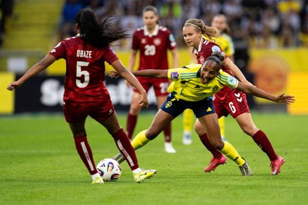 250603 Madelen Janogy of Sweden against Isabella Obaze and Josefine Hasbo of Denmark during the Women s Nations League football match between Sweden and Denmark on June 3, 2025 in Stockholm Photo Emma Wallskog BILDBYRAN COP 320 JM0698 fotboll football soccer fotball nations league uefa womens nations league sverige sweden danmark denmark dam bbeng  Copyright: EMMAxWALLSKOG BB250603EW033