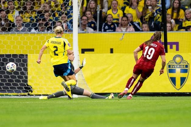 250603 Janni Thomsen of Denmark scores 3 1 behind goalkeeper Jennifer Falk and Jonna Andersson of Sweden during the Women s Nations League football match between Sweden and Denmark on June 3, 2025 in Stockholm Photo Emma Wallskog BILDBYRAN COP 320 JM0698 fotboll football soccer fotball nations league uefa womens nations league sverige sweden danmark denmark dam bbeng  Copyright: EMMAxWALLSKOG BB250603EW037
