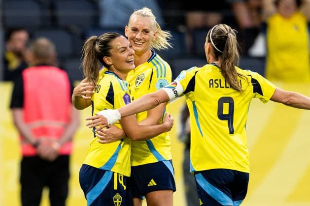 250603 Stina Blackstenius of Sweden celebrates with Johanna Rytting Kaneryd and Kosovare Asllani after 4 1 during the Women s Nations League football match between Sweden and Denmark on June 3, 2025 in Stockholm Photo Emma Wallskog BILDBYRAN COP 320 JM0698 fotboll football soccer fotball nations league uefa womens nations league sverige sweden danmark denmark dam bbeng jubel  Copyright: EMMAxWALLSKOG BB250603EW038