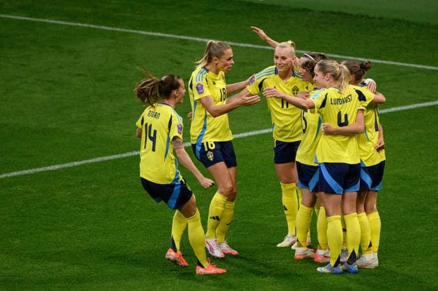 250603 Nathalie Björn , Fridolina Rolfö and Stina Blackstenius of Sweden celebrate with Johanna Rytting Kaneryd after the 2 0 goal during the Women s Nations League football match between Sweden and Denmark on June 3, 2025 in Stockholm Photo Simon Hastegard BILDBYRAN kod SH JM0698 fotboll football soccer fotball nations league uefa womens nations league sverige sweden danmark denmark dam bbeng jubel  Copyright: SIMONxHASTEGARD BB250603SH033