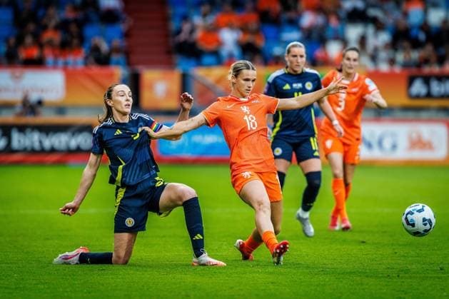 TILBURG, 03-06-2025, Koning Willem II Stadion, Women™s Nations League 2025-2026 football, Netherlands defender Kerstin Casparij, Scotland defender Sophie Howard during the match Netherlands - Scotland (women) Netherlands - Scotland (women)  x29606305x Copyright: