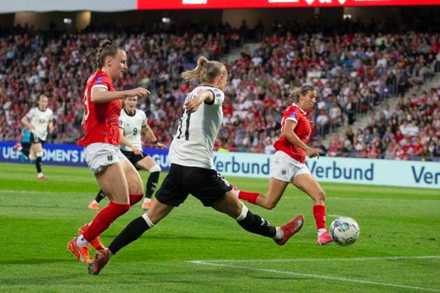 GER, Bremen, Soccer, Womens Soccer, UEFA Womens Nations League, Matchday 6, Austria vs Germany in picture v l Lea Schueller GER 11 , Goal kick 03 06 2025, Franz Horr Stadion Vienna UEFA REGULATIONS PROHIBIT ANY USE OF PHOTOGRAPHS AS IMAGE SEQUENCES AND OR QUASI VIDEO, Copyright: HMBxMedia PaulxFritz
