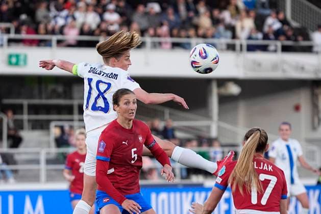 Linda Sällström of Finland and Violeta SloviÄ‡ of Serbia during the UEFA Women s Nations League match between Finland and Serbia at the Helsinki Olympic Stadium on 3rd June 2025 in Helsinki, Finland. (Kalle Parkkinen Newspix24)  Copyright: xKALLExPARKKINENx NP24kp0032