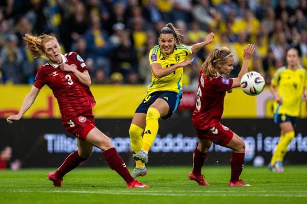 250603 Stine Ballisager and Josefine Hasbo of Denmark compete for the ball with Johanna Rytting Kaneryd of Sweden during the Women s Nations League football match between Sweden and Denmark on June 3, 2025 in Stockholm Photo Joel Marklund BILDBYRAN kod JM JM0698 fotboll football soccer fotball nations league uefa womens nations league sverige sweden danmark denmark dam bbeng bbauto  Copyright: JOELxMARKLUND BB250603JM067