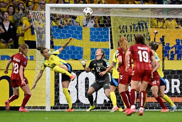 STOCKHOLM, SWEDEN 20250603 Swedens Nathalie Björn helps Swedens goalkeeper Jennifer Falk with a save as Denmark attacks during Tuesdays Nations League, Womens, Division A, Group 4 match between Sweden and Denmark at Strawberry Arena STOCKHOLM SWEDEN x10050x  Copyright: xPontusxLundahl TTx NATIONS LEAGUE SVERIGE-DANMARK