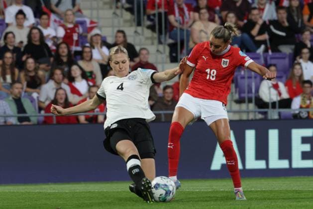 WOMEN SOCCER - NL, AUT vs GER VIENNA,AUSTRIA,03.JUN.25 - WOMEN SOCCER - UEFA Women s Nations League, OEFB international match, Länderspiel, Nationalmannschaft Austria vs Germany. Image shows Rebecca Knaak (GER) and Julia Hickelsberger-Fueller (AUT).  GEPAxpictures xDavidxBitzan