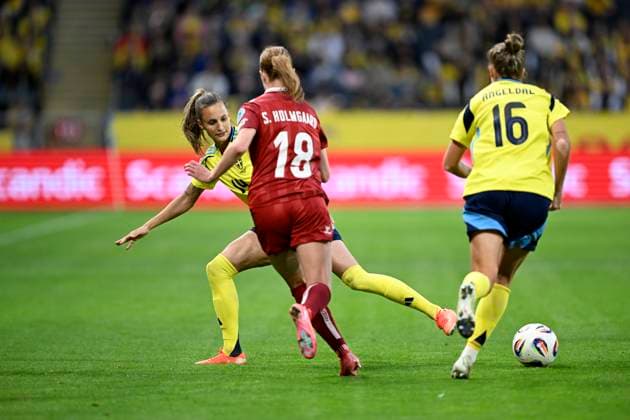 STOCKHOLM, SWEDEN 20250603 Swedens Nathalie Björn, Denmarks Sara Holmgaard and Swedens Filippa Angeldahl battle for the ball during Tuesdays Nations League, Womens Division A, Group 4 match between Sweden and Denmark at Strawberry Arena STOCKHOLM SWEDEN x10050x  Copyright: xPontusxLundahl TTx NATIONS LEAGUE SVERIGE-DANMARK