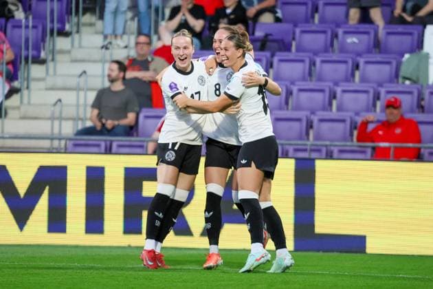 Vienna, Austria 03 June 2025 UEFA Nations League Women 2025 Austria vs Germany In the picture from left the second scorer Sydney Lohmann Germany scores the goal to 1 0 for Germany and cheers with Franziska Kett Germany and Klara Bühl Buehl Germany Generali Arena Copyright: xFotostandx xFantinix