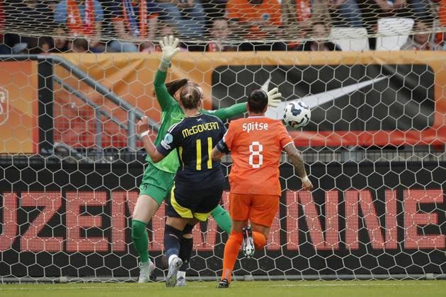 TILBURG - (l-r) Kathleen Mcgovern of Scotland. scores 1-1, Holland goalkeeper Daphne van Domelaar, Sherida Spitse of Holland during the Nations League match between the Netherlands and Scotland at Koning Willem II Stadium on June 3, 2025 in Tilburg, Netherlands. ANP BART STOUTJESDIJK xVIxANPxSportx xxANPxIVx 529248288 originalFilename: 529248288.jpg