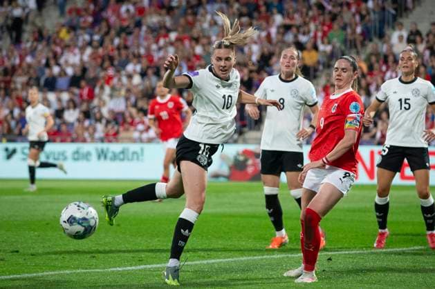 GER, Bremen, Soccer, Womens Soccer, UEFA Womens Nations League, Matchday 6, Austria vs Germany in picture v l Laura Freigang GER 10 , Sarah Zadrazil AUT 09 duel 03 06 2025, Franz Horr Stadium Vienna UEFA REGULATIONS PROHIBIT ANY USE OF PHOTOGRAPHS AS IMAGE SEQUENCES AND OR QUASI VIDEO, Copyright: HMBxMedia PaulxFritz