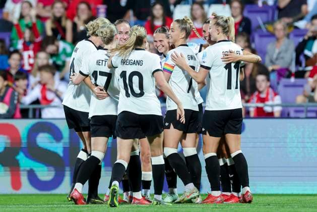 Klara Buehl Germany celebrates her goal with teammates, UEFA Women s Nations League 2024 25 Grp A1 MD6, Austria and Germany, Viola Park on 03 June 2025 in Vienna, Austria Photo by Marco Steinbrenner DeFodi Images Klara Buehl Germany celebrates her goal with teammates, UEFA Women s Nations League 2024 25 Grp A1 MD6, Austria and Germany, Viola Park, June 3, 2025 in Vienna, Austria Photo by Marco Steinbrenner DeFodi Images