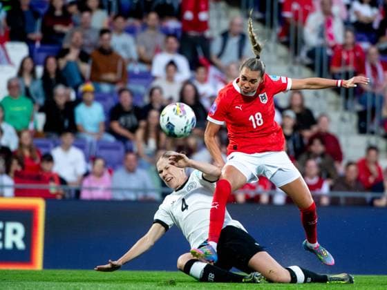 Julia Hickelsberger Austria, 18 in duel with Rebecca Knaak Germany, 04 , AUT, Austria vs Germany, womens national football team, UEFA Womens Nations League, matchday 6, 2024 2025 season, 03 06 2025 AUT, Austria vs Germany, womens national football team, UEFA Womens Nations League, matchday 6, 2024 2025 season, 03 06 2025 Vienna Copyright: xEibner-Pressefoto Memmlerx EP_MMR