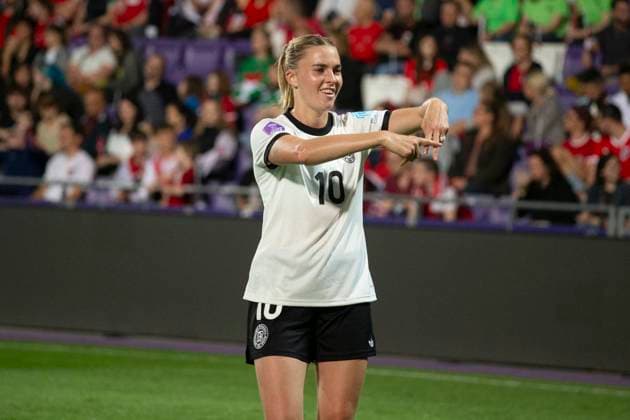 GER, Bremen, Soccer, Womens Soccer, UEFA Womens Nations League, Matchday 6, Austria vs Germany in picture v l Laura Freigang GER 10 , Goal celebration hand gesture 03 06 2025, Franz Horr Stadium Vienna UEFA REGULATIONS PROHIBIT ANY USE OF PHOTOGRAPHS AS IMAGE SEQUENCES AND OR QUASI VIDEO, Copyright: HMBxMedia PaulxFritz