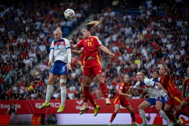 Esme Morgan (England) and Alexia Putellas (Spain) battle for the ball during a Women s Nations League match between Spain and England at Stage Front Stadium in Barcelona, Barcelona, Spain, on June 03 2025. Photo by Felipe Mondino  Copyright: xFelipexMondino IPAxSportx xipa-agency.netx xx IPA_58577880 IPA_Agency_IPA58577880