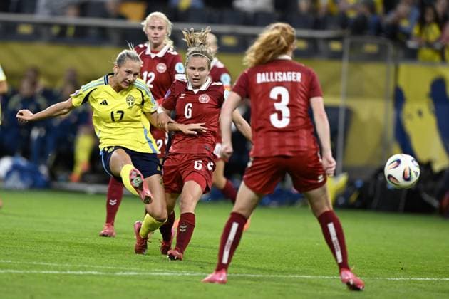 STOCKHOLM, SWEDEN 20250603 Swedens goalkeeper Jennifer Falk shoots at goal but is stopped by Denmarks Kathrine Moller Kühl, Denmarks Josefine Hasbo and Denmarks Stine Ballisager during Tuesdays match between Sweden and Denmark in the Nations League, Womens Division A, Group 4, at Strawberry Arena STOCKHOLM SWEDEN x10050x  Copyright: xPontusxLundahl TTx NATIONS LEAGUE SVERIGE-DANMARK