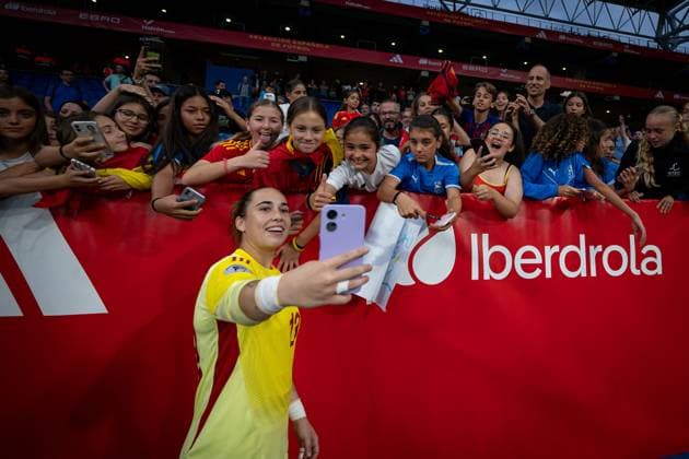 Goalkeeper Cata Coll Spain with the fans during a Women s Nations League match between Spain and England at Stage Front Stadium in Barcelona, Barcelona, Spain, on June 03 2025 Photo by Felipe Mondino Copyright: x@FELIPExMONDINOx