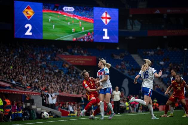 Sport Bilder des Tages Ona Batlle (Spain) and Chloe Kelly (England) battle for the ball during a Women s Nations League match between Spain and England at Stage Front Stadium in Barcelona, Barcelona, Spain, on June 03 2025. Photo by Felipe Mondino  Copyright: xFelipexMondino IPAxSportx xipa-agency.netx xx IPA_58577892 IPA_Agency_IPA58577892