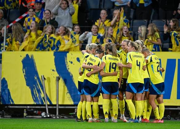 STOCKHOLM, SWEDEN 20250603 Swedens players celebrate 6 1 by Lina Hurtig during Tuesdays match between Sweden and Denmark in the Nations League, Womens, Division A, Group 4, at Strawberry Arena STOCKHOLM SWEDEN x10050x  Copyright: xPontusxLundahl TTx NATIONS LEAGUE SVERIGE-DANMARK