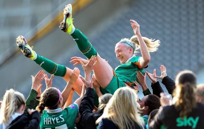 Sport Bilder des Tages UEFA Women s Nations League 2025, Pairc Ui Chaoimh, Cork 3 6 2025 Republic of Ireland WNT vs Slovenia Ireland s Louise Quinn is congratulated by teammates after her final international appearance Louise Quinn is congratulated by teammates after her final international appearance 3 6 2025  Copyright: x INPHO RyanxByrnex RB1_4670