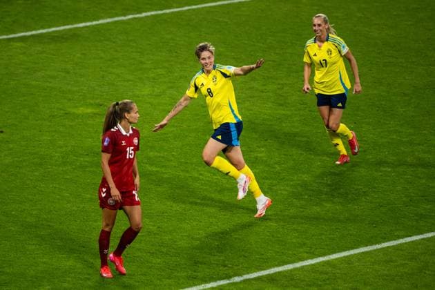 250603 Frederikke Thogersen of Denmark looks dejected while Lina Hurtig and Ellen Wangerheim of Sweden celebrate after 6 1 during the Women s Nations League football match between Sweden and Denmark on June 3, 2025 in Stockholm Photo Simon Hastegard BILDBYRAN kod SH JM0698 fotboll football soccer fotball nations league uefa womens nations league sverige sweden danmark denmark dam bbeng jubel  Copyright: SIMONxHASTEGARD BB250603SH051