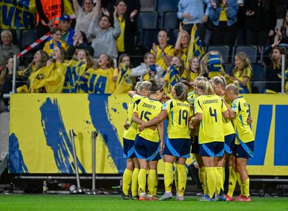 STOCKHOLM, SWEDEN 20250603 Swedens players celebrate 6 1 by Lina Hurtig during Tuesdays match between Sweden and Denmark in the Nations League, Womens, Division A, Group 4, at Strawberry Arena STOCKHOLM SWEDEN x10050x  Copyright: xPontusxLundahl TTx NATIONS LEAGUE SVERIGE-DANMARK