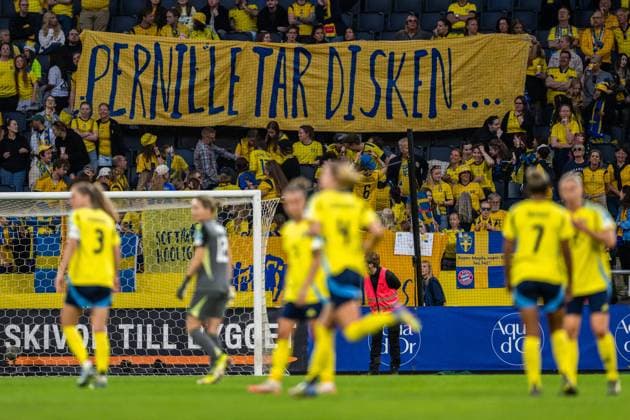 250603 Fans of Sweden with a sign directed to Pernille Harder of Denmark not pictured during the Women s Nations League football match between Sweden and Denmark on June 3, 2025 in Stockholm Photo Joel Marklund BILDBYRAN kod JM JM0698 fotboll football soccer fotball nations league uefa womens nations league sverige sweden danmark denmark dam bbeng publik  Copyright: JOELxMARKLUND BB250603JM102