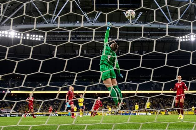 250603 Lina Hurtig of Sweden scores 6 1 behind goalkeeper Maja Bay ostergaard of Denmark during the Women s Nations League football match between Sweden and Denmark on June 3, 2025 in Stockholm Photo Emma Wallskog BILDBYRAN COP 320 JM0698 fotboll football soccer fotball nations league uefa womens nations league sverige sweden danmark denmark dam bbeng  Copyright: EMMAxWALLSKOG BB250603EW055