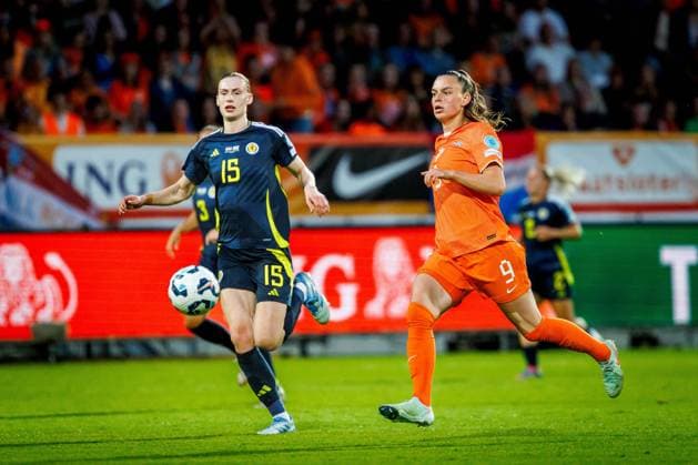 TILBURG, 03-06-2025, Koning Willem II Stadion, Women™s Nations League 2025-2026 football, Scotland defender Jenna Clark, Netherlands forwarder Romee Leuchter during the match Netherlands - Scotland (women) Netherlands - Scotland (women)  x29607274x Copyright: