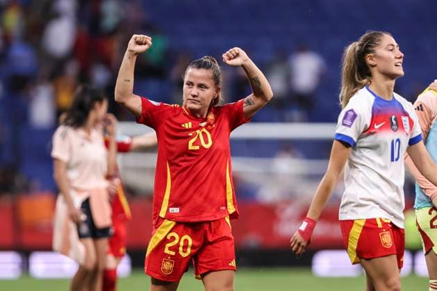 June 3, 2025, Cornella, Barcelona, SPAIN: Claudia Pina of Spain celebrate with the fans after the team s victory during the UEFA Womens Nations League 2024 25 Grp A3 MD 6, match between Spain and England at RCDE Stadium on June 03, 2025 in Cornella, Barcelona, Spain. Cornella SPAIN - ZUMAa181 20250603_zaa_a181_201 Copyright: xJavierxBorregox