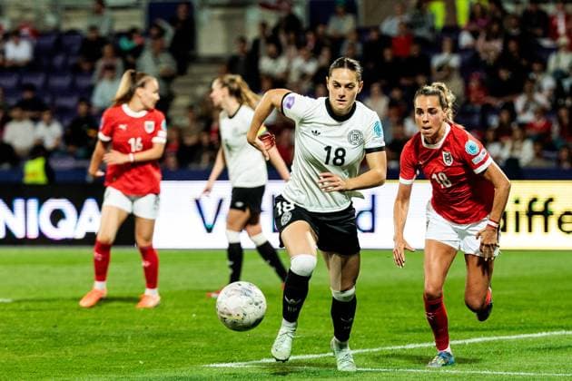UEFA Womens Nations League Austria Germany 03 06 2025 duel Giovanna Hoffmann Germany, 18 , Julia Hickelsberger Austria, 18 UEFA Womens Nations League Austria Germany Vienna, Franz Horr Stadion on 03 06 2025 Copyright: xBEAUTIFULxSPORTS Wunderlx