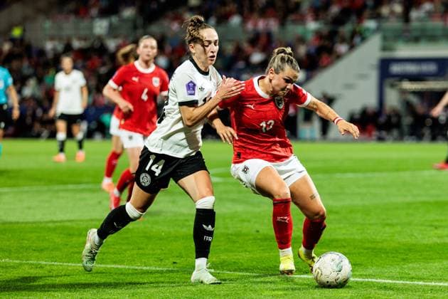 UEFA Womens Nations League Austria Germany 03 06 2025 duel Sophia Kleinherne Germany, 14 , Laura Wienroither Austria, 12 UEFA Womens Nations League Austria Germany Vienna, Franz Horr Stadium on 03 06 2025 Copyright: xBEAUTIFULxSPORTS Wunderlx