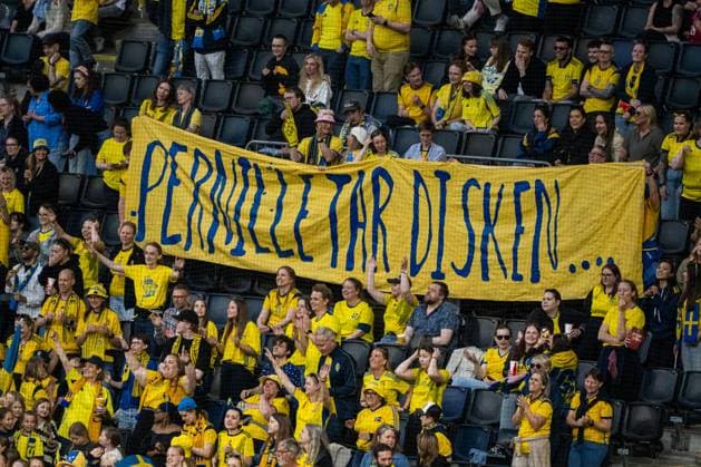 250603 Fans of Sweden with a sign directed to Pernille Harder of Denmark not pictured during the Women s Nations League football match between Sweden and Denmark on June 3, 2025 in Stockholm Photo Simon Hastegard BILDBYRAN kod SH JM0698 fotboll football soccer fotball nations league uefa womens nations league sverige sweden danmark denmark dam bbeng publik  Copyright: SIMONxHASTEGARD BB250603SH065