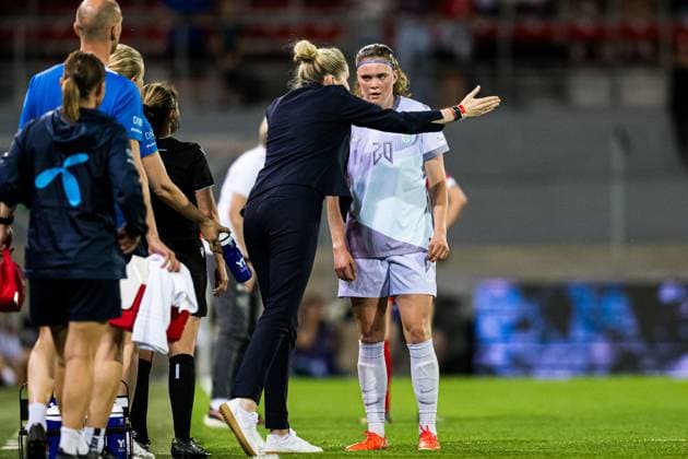 250603 Head coach Gemma Grainger of Norway and Signe Gaupset of Norway during the UEFA Women™s Nations League football match between Switzerland and Norway on June 3, 2025 in Sion Photo Marius Simensen BILDBYRAN COP 238 bbeng dam football fotball fotball norge norway soccer sveits switzerland uefa women s nations league  Copyright: MARIUSxSIMENSEN BB250603BB781
