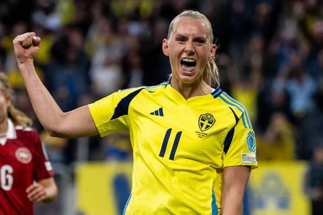 250603 Stina Blackstenius of Sweden celebrates after 5 1 during the Women s Nations League football match between Sweden and Denmark on June 3, 2025 in Stockholm Photo Emma Wallskog BILDBYRAN COP 320 JM0698 fotboll football soccer fotball nations league uefa womens nations league sverige sweden danmark denmark dam bbeng jubel  Copyright: EMMAxWALLSKOG BB250603EW065