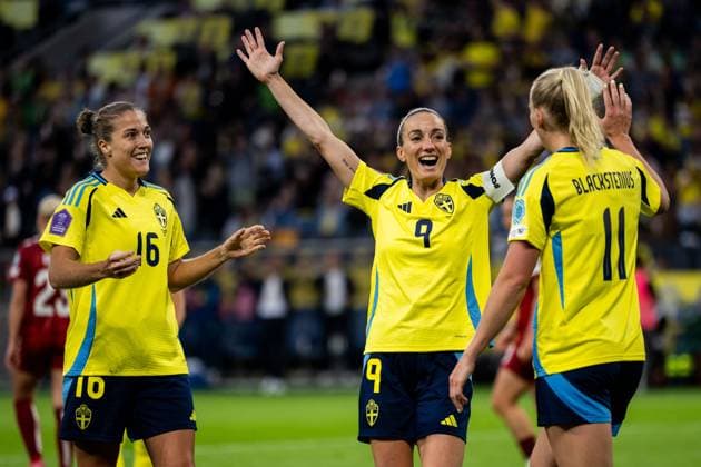 250603 Stina Blackstenius of Sweden celebrates with Filippa Angeldahl and Kosovare Asllani after 5 1 during the Women s Nations League football match between Sweden and Denmark on June 3, 2025 in Stockholm Photo Emma Wallskog BILDBYRAN COP 320 JM0698 fotboll football soccer fotball nations league uefa womens nations league sverige sweden danmark denmark dam bbeng jubel  Copyright: EMMAxWALLSKOG BB250603EW066